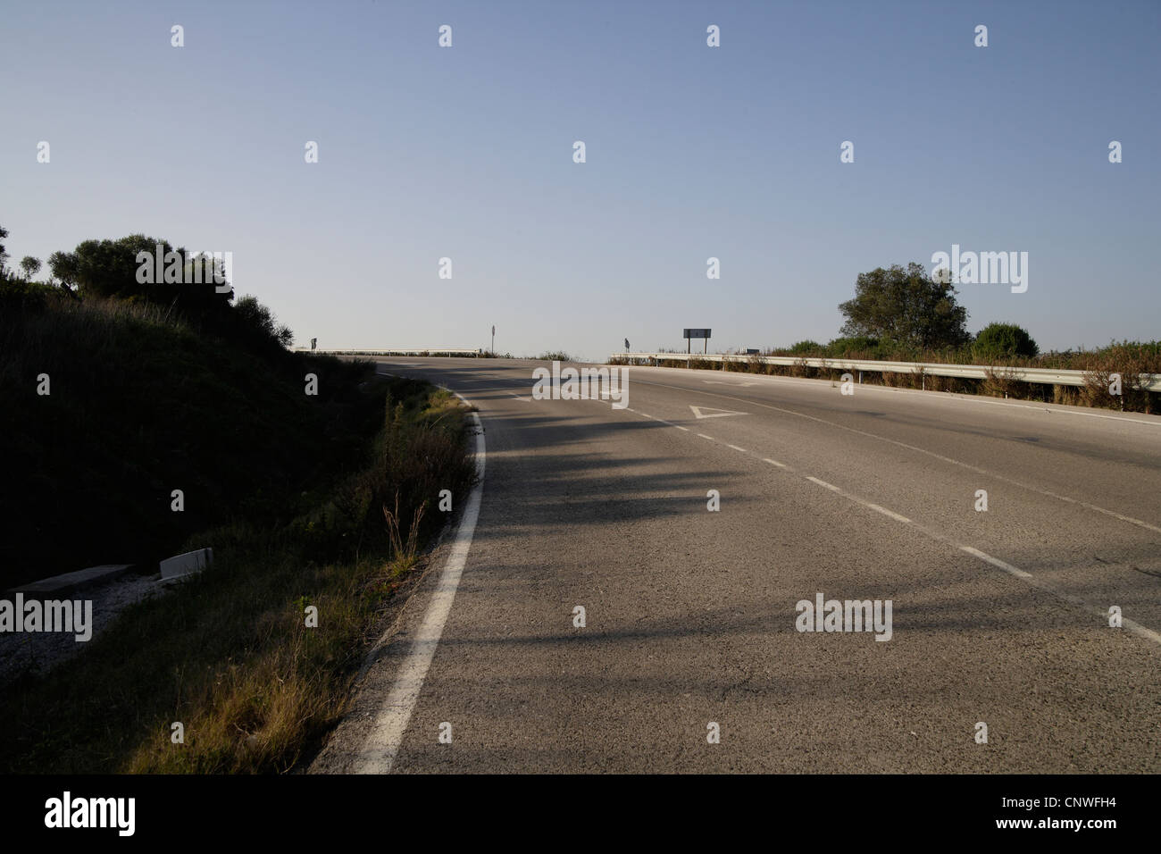 Avvolgimento di vuoto road,soleggiati con prospettiva in Spagna Foto Stock