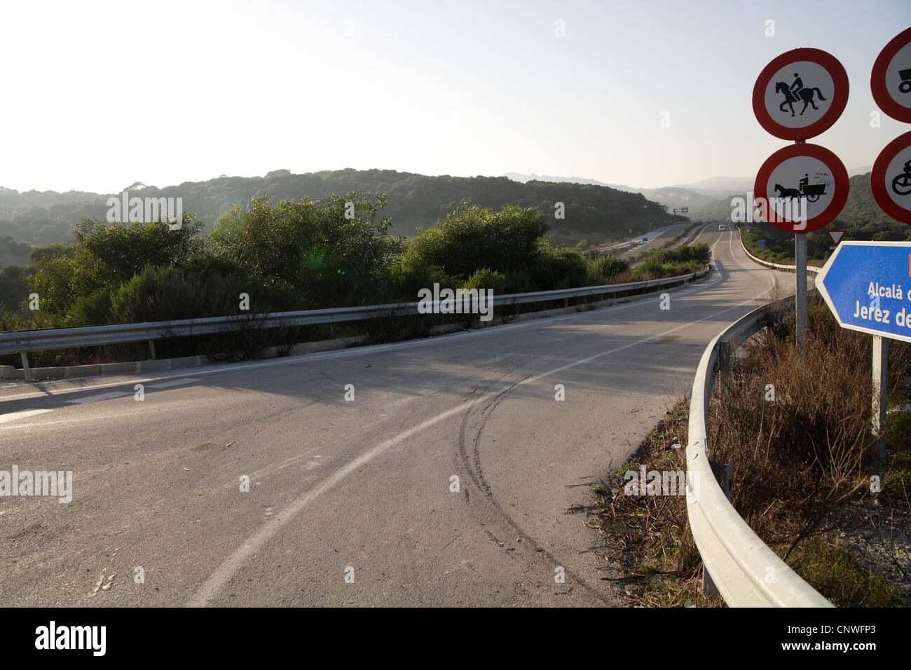 Avvolgimento di vuoto road,soleggiati con prospettiva in Spagna Foto Stock