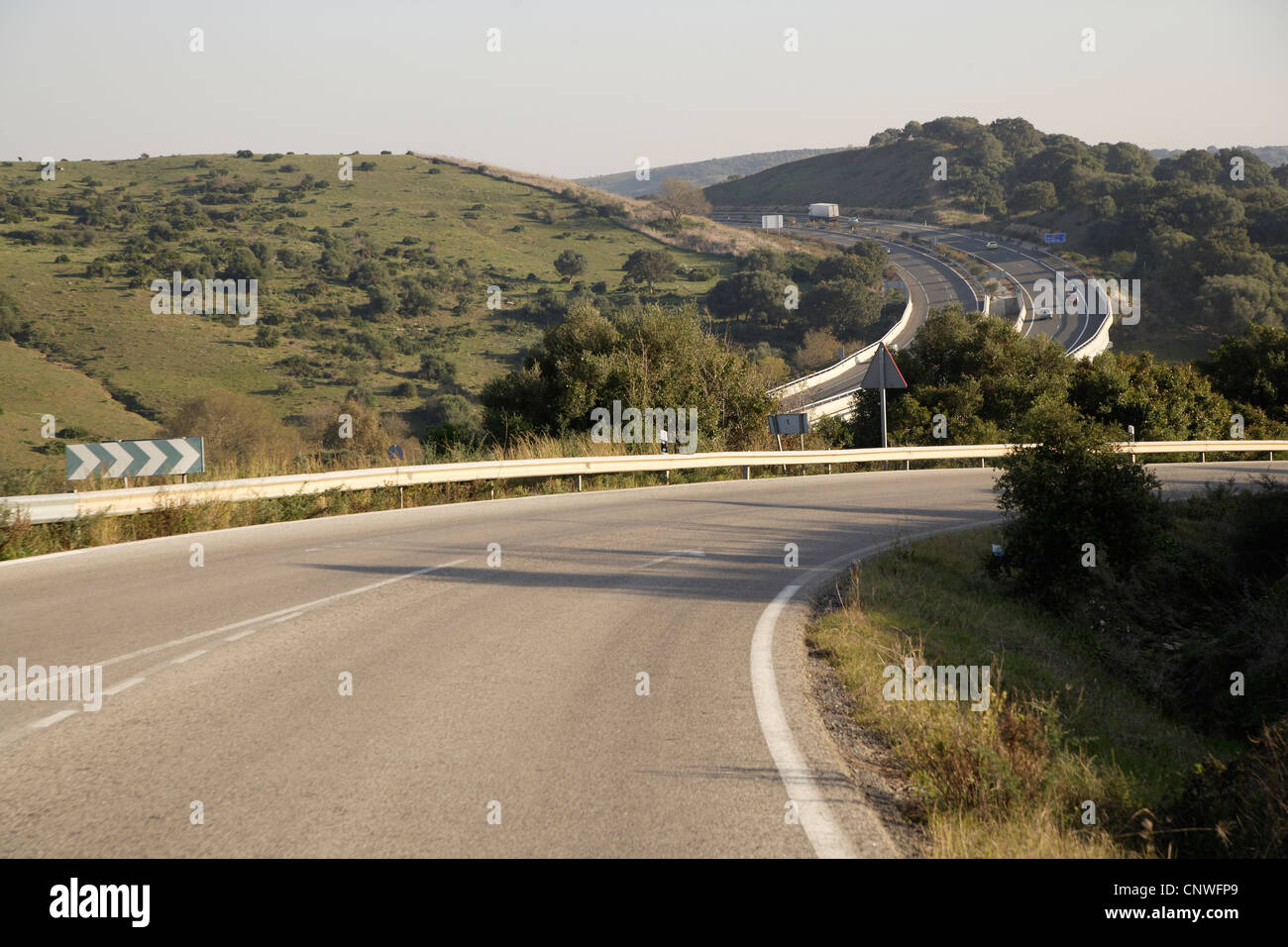 Avvolgimento di vuoto road,soleggiati con prospettiva in Spagna Foto Stock