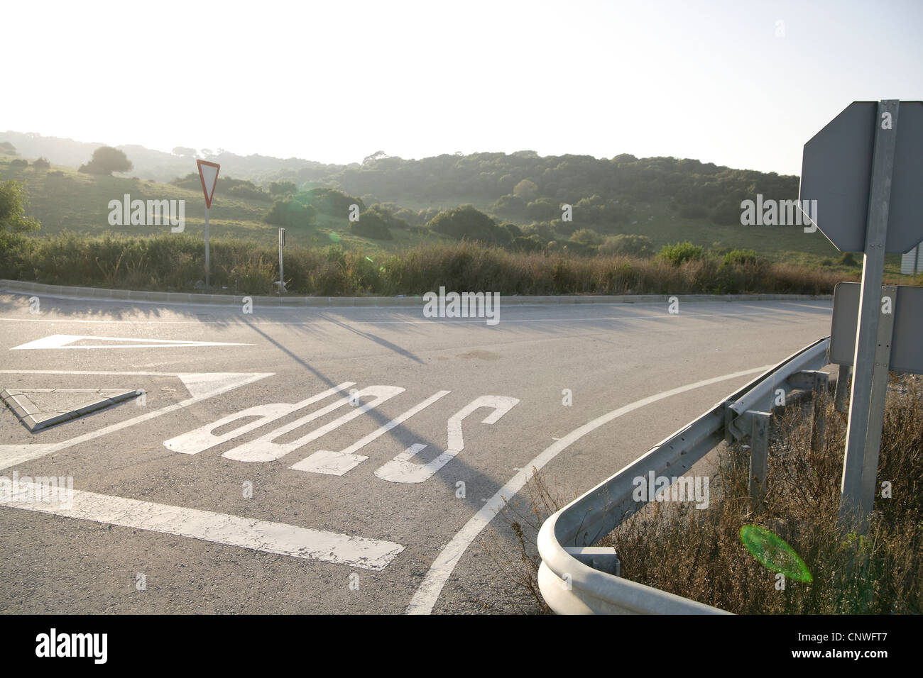 Avvolgimento di vuoto road,soleggiati con prospettiva in Spagna Foto Stock