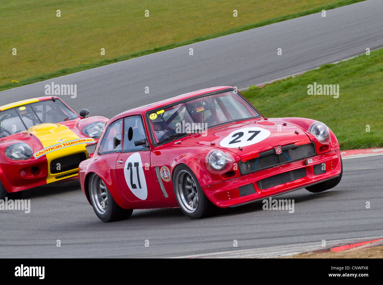 1974 MGB V8 conduce il 1971 Marcos GT durante la HVRA V8 Race Challenge a Snetterton, Norfolk, Regno Unito. Foto Stock