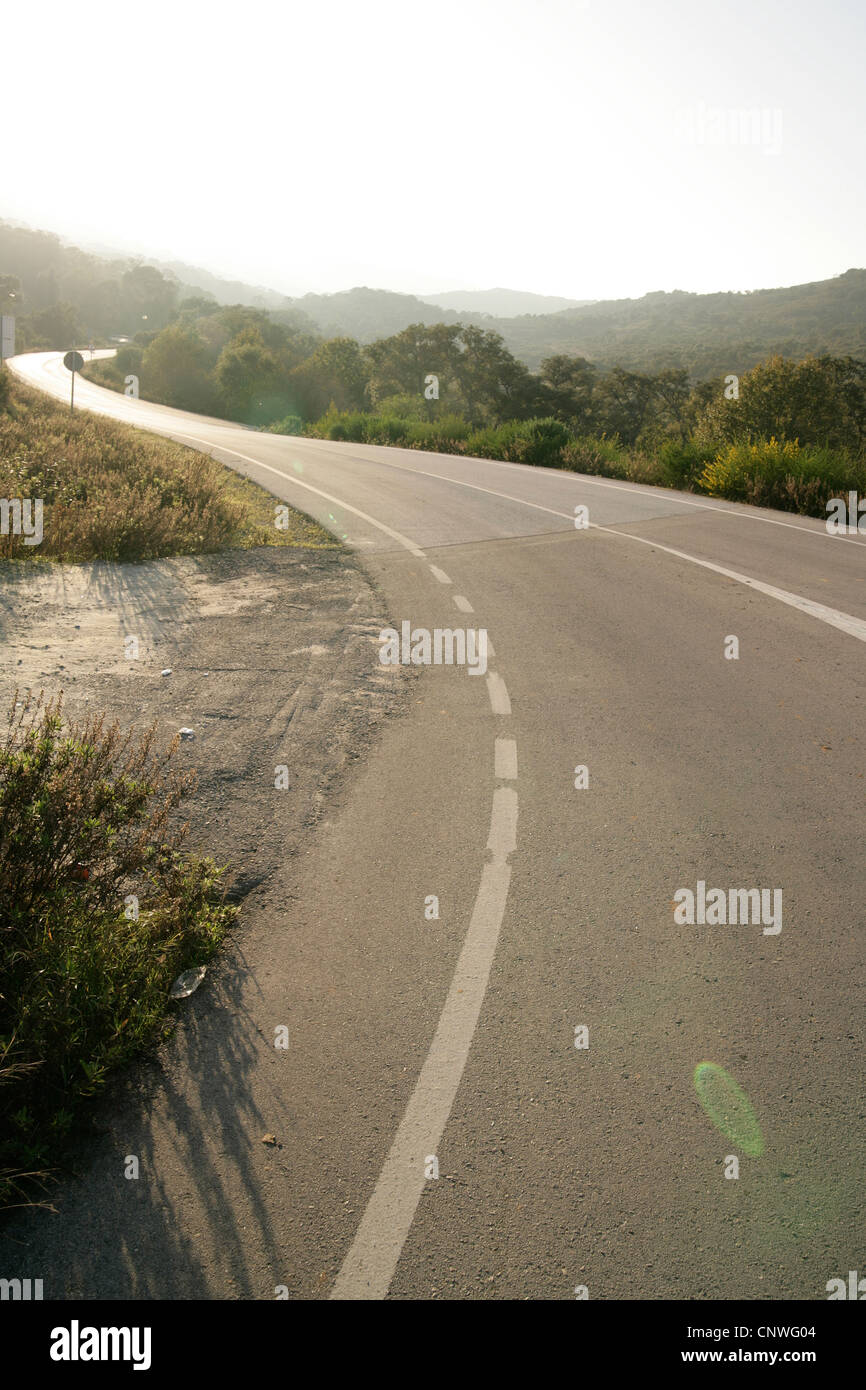 Avvolgimento di vuoto road,soleggiati con prospettiva in Spagna Foto Stock