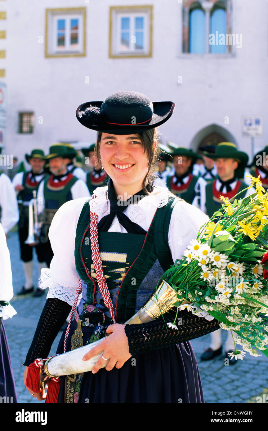 L'Italia, Dolomiti, San Lorenzo, ragazza in Costume regionale alla Sagra Corpus Domini Foto Stock