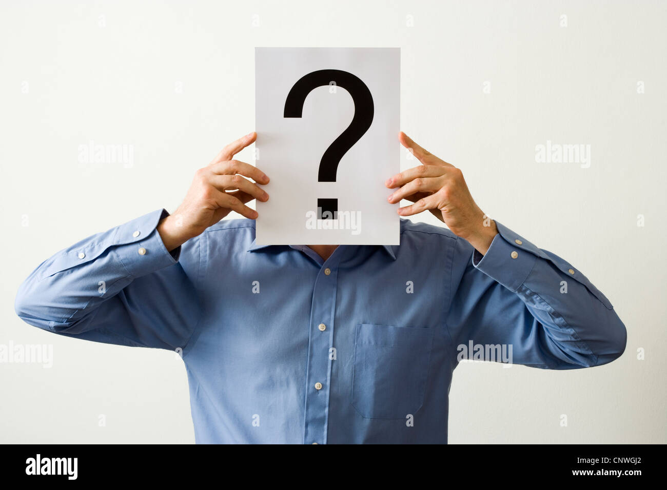 Uomo con punto interrogativo che ricopre la faccia. Foto Stock