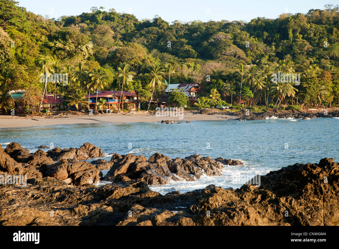 La spiaggia e gli scogli nei pressi di Montezuma, Nicoya peninsula, Costa Rica, America Centrale Foto Stock