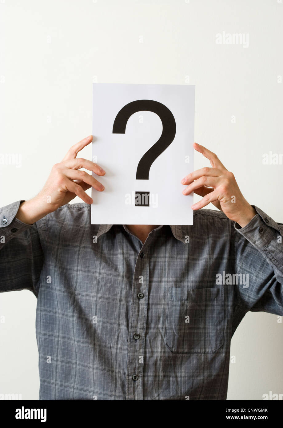 Uomo con punto interrogativo che ricopre la faccia. Foto Stock