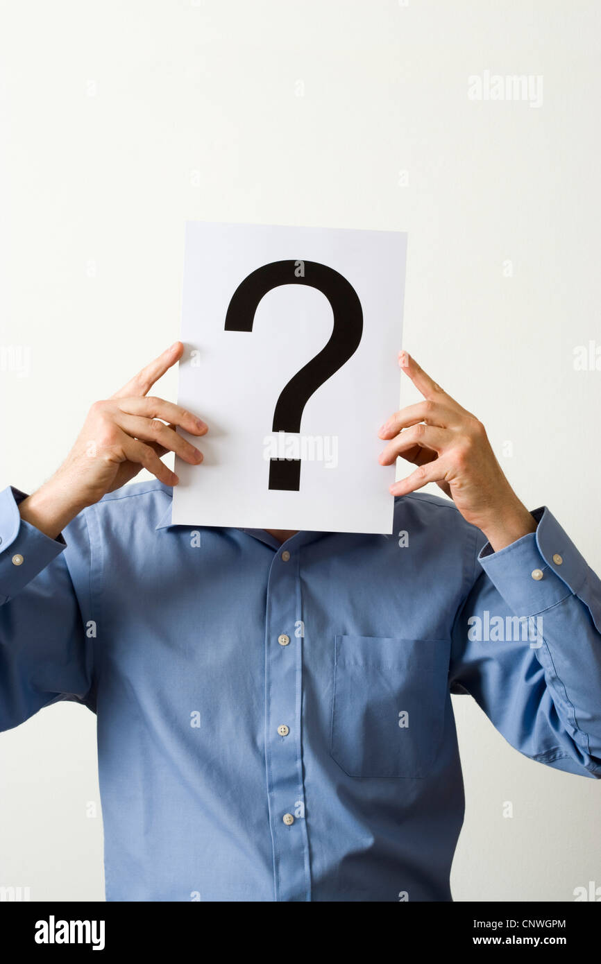 Uomo con punto interrogativo che ricopre la faccia. Foto Stock