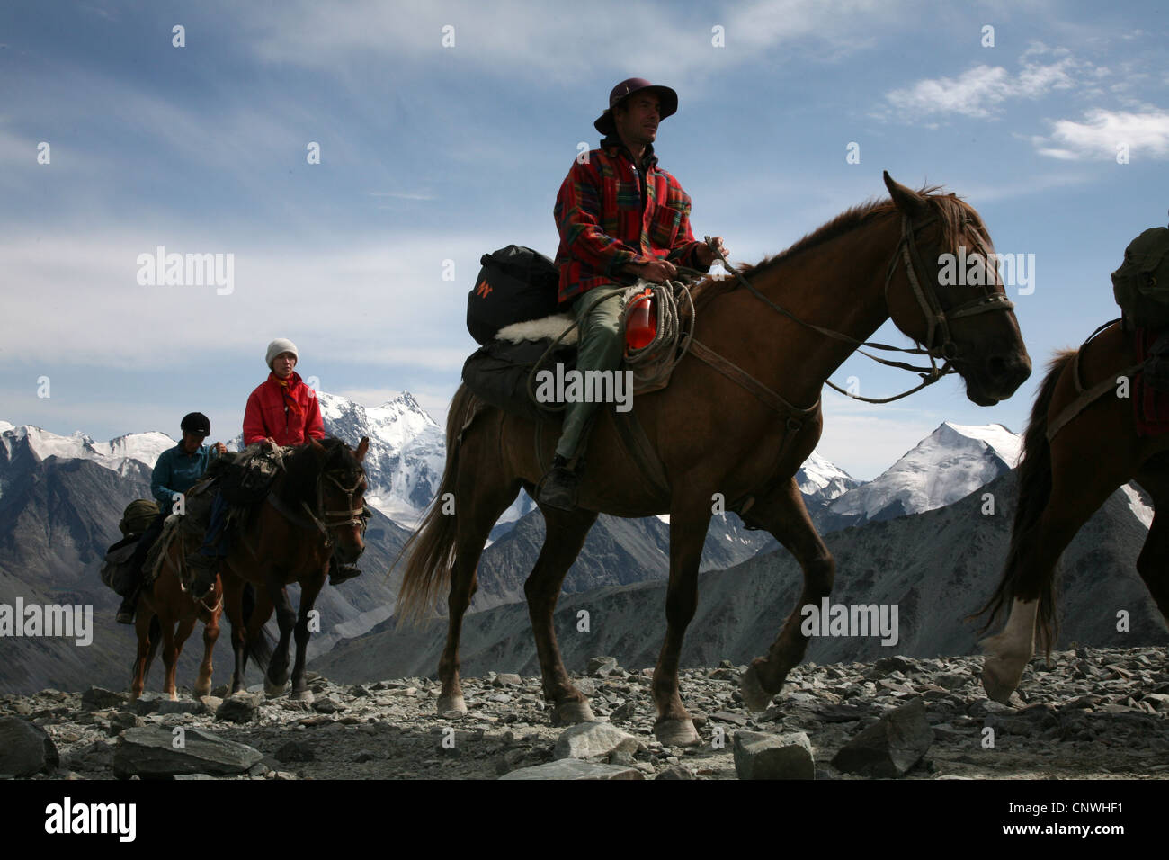 Trekking a cavallo nelle montagne di Altai, Russia. I cavalli di salire al passo di montagna Karaturek (3,060 m). Foto Stock