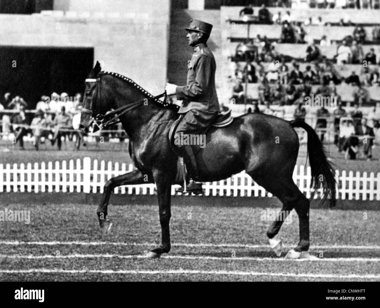 Sport, Giochi Olimpici, Berlino, Germania, 1936, dressage, sindaco Podhajsky, Austria (medaglia di bronzo), 13.8.1936, militare, ufficiale, uniforme, uniformi, uniformi, anni trenta, 30, 20 ° secolo, storico, storico, equitazione, equitazione, sport equestri, equitazione, cavaliere, persone, diritti aggiuntivi-clearences-non disponibili Foto Stock