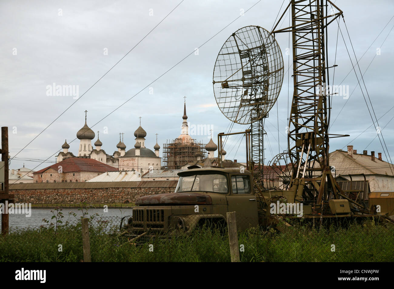 Militari russi i radar mobili sulle isole Solovetsky, Mare Bianco, Russia. Il monastero di Solovetsky è visto in background. Foto Stock