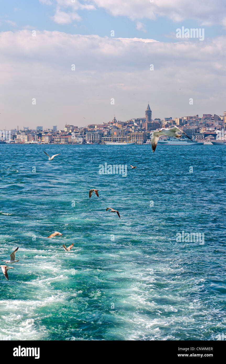 Una vista della regione di Galata di Istanbul da acque di lo stretto del Bosforo. Foto Stock