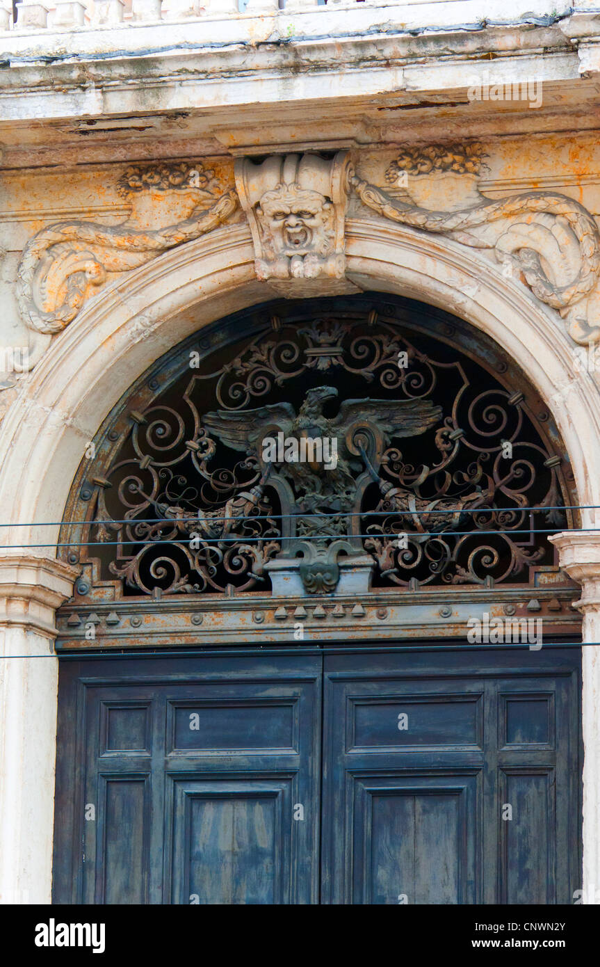 Ferro battuto decorativo in Modena una città in Emilia Romagna. Foto Stock