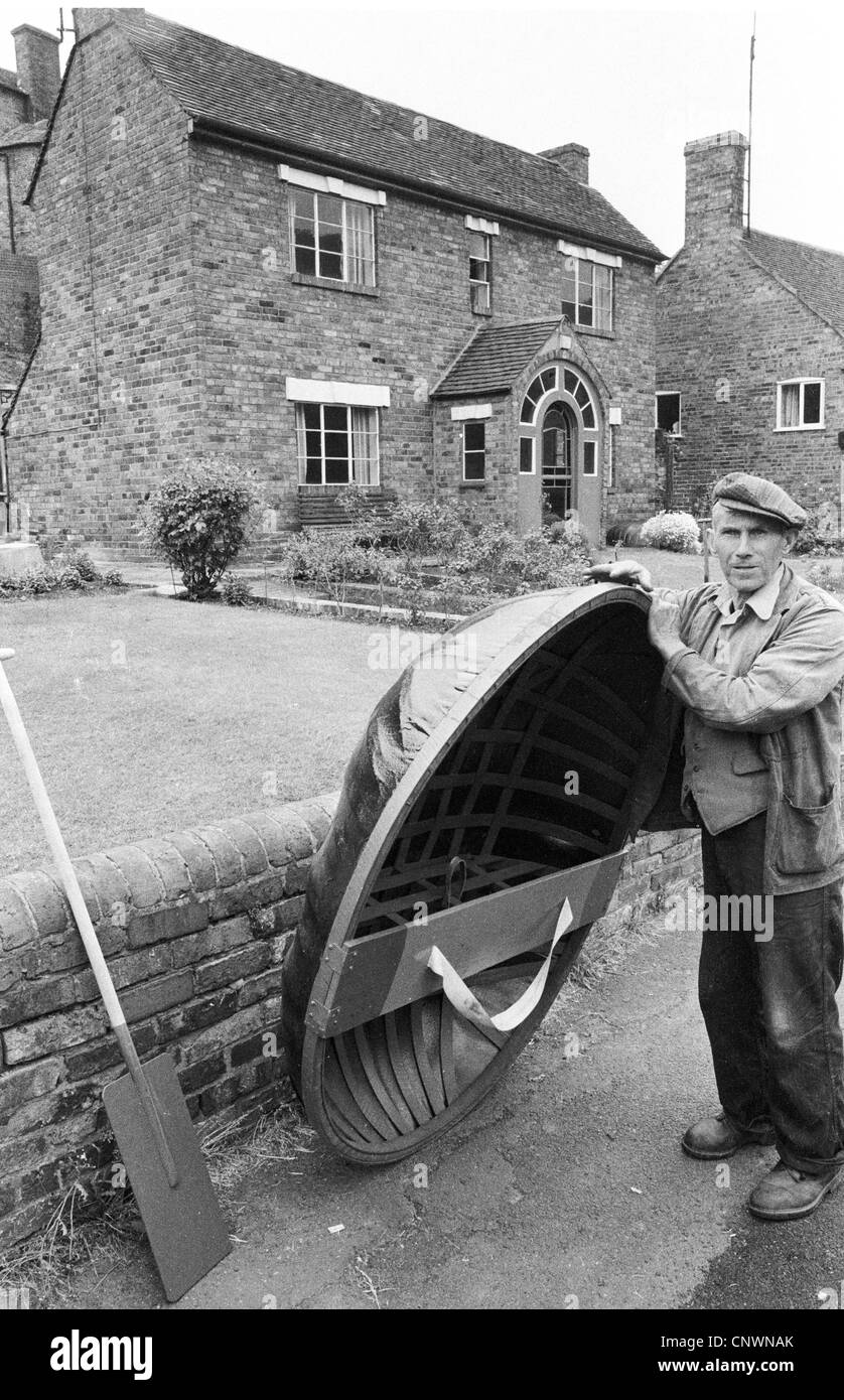 Ironbridge Coracle maker Eustace Rogers fuori dal suo cottage sul Fiume Severn Shropshire IMMAGINE DI DAVID BAGNALL Foto Stock