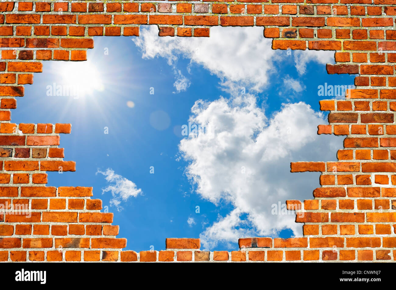 Una vista tipica di una rossa del muro di mattoni texture con un foro pieno di sky per le vostre esigenze di progettazione. Foto Stock