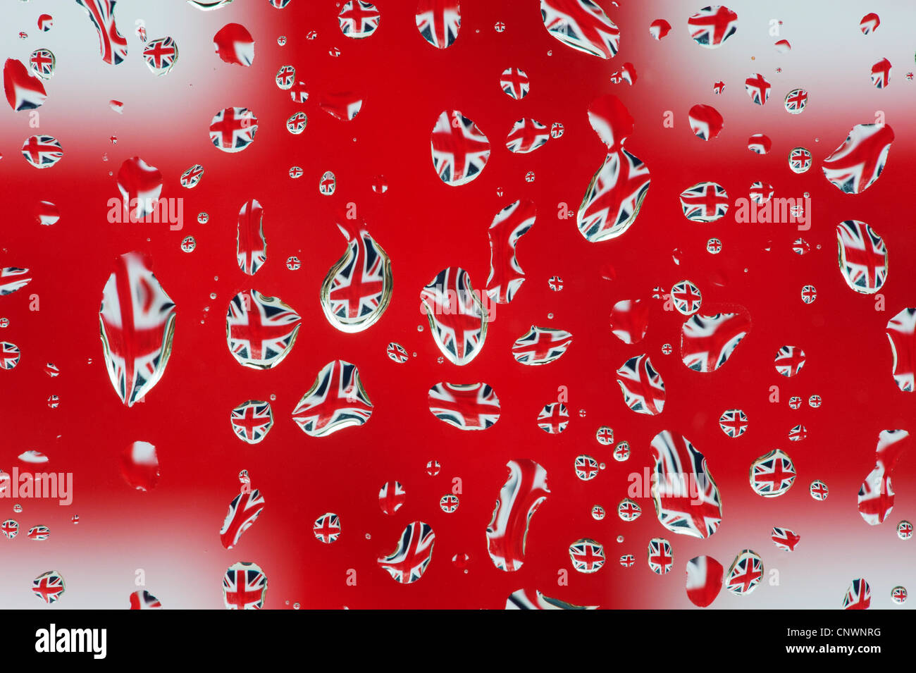 Union Jack flag riflessa in gocce di pioggia sul vetro Foto Stock