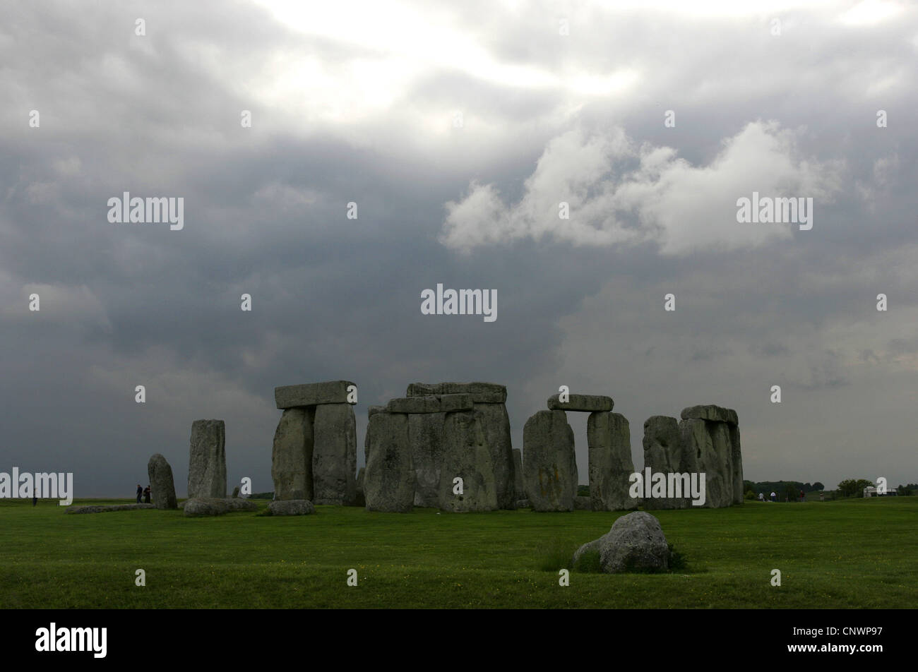 I circoli di pietre di Stonehenge a rising storm, Regno Unito Inghilterra Foto Stock