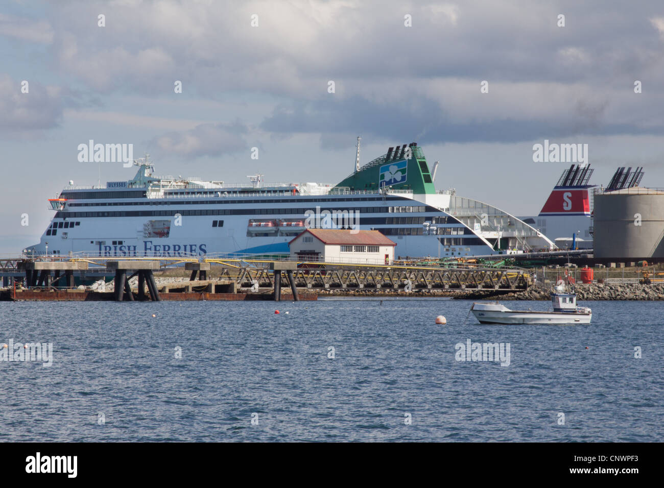 Irish Ferries Ulisse nel porto di Holyhead, Anglesey Foto Stock