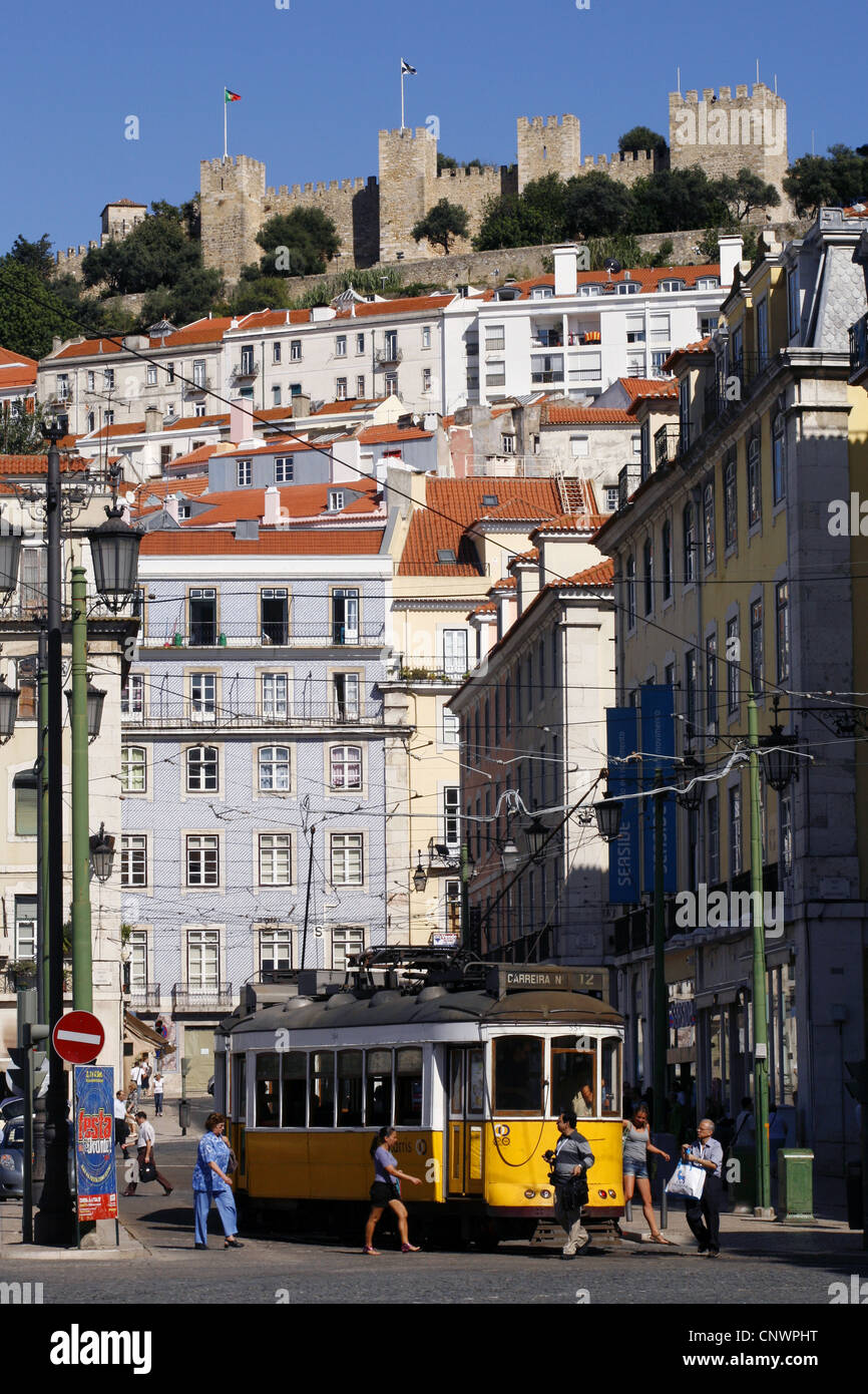 Il Castello di São Jorge visto da Praça da Figueira Square, Lisbona, Portogallo Foto Stock