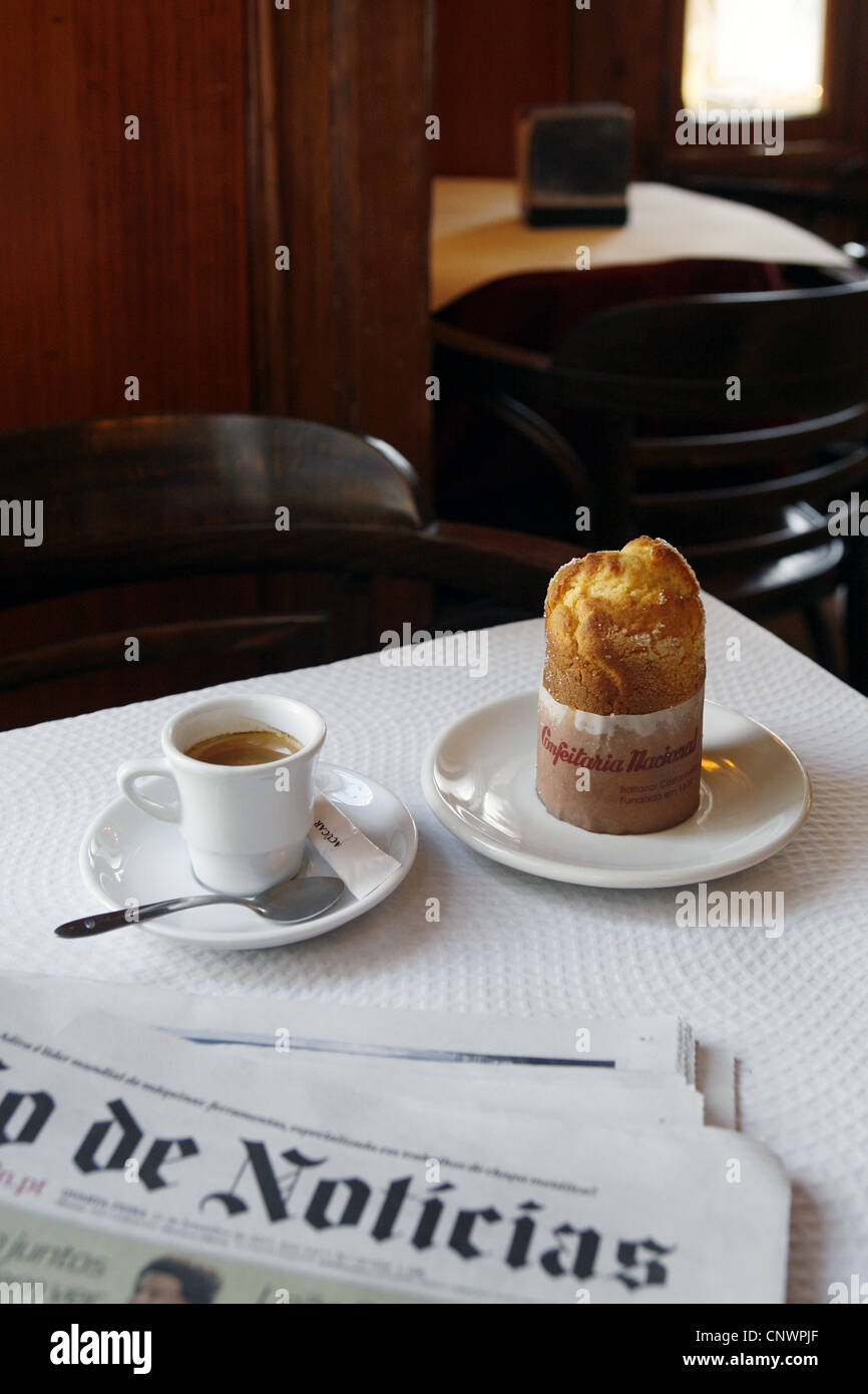 Caffè e un Bolo de Arroz (portoghese di riso Muffin), Confeitaria Nacional dolciumi, Praça da Figueira, Lisbona, Portogallo Foto Stock