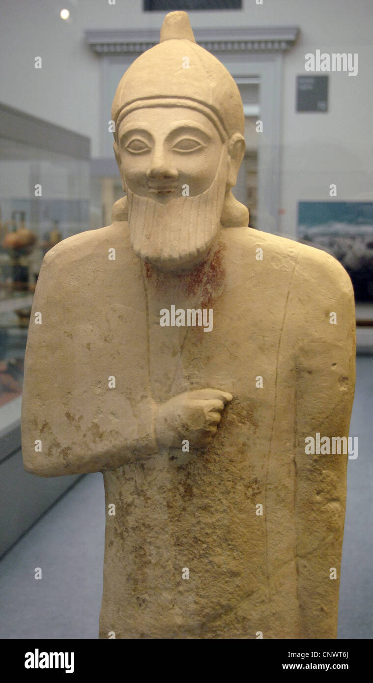 Statua di pietra calcarea di un barbuto workshipper. 575-550 A.C. Dal Santuario di Apollo a Phrangissa, Tamassos (Cipro). Dettaglio. Foto Stock