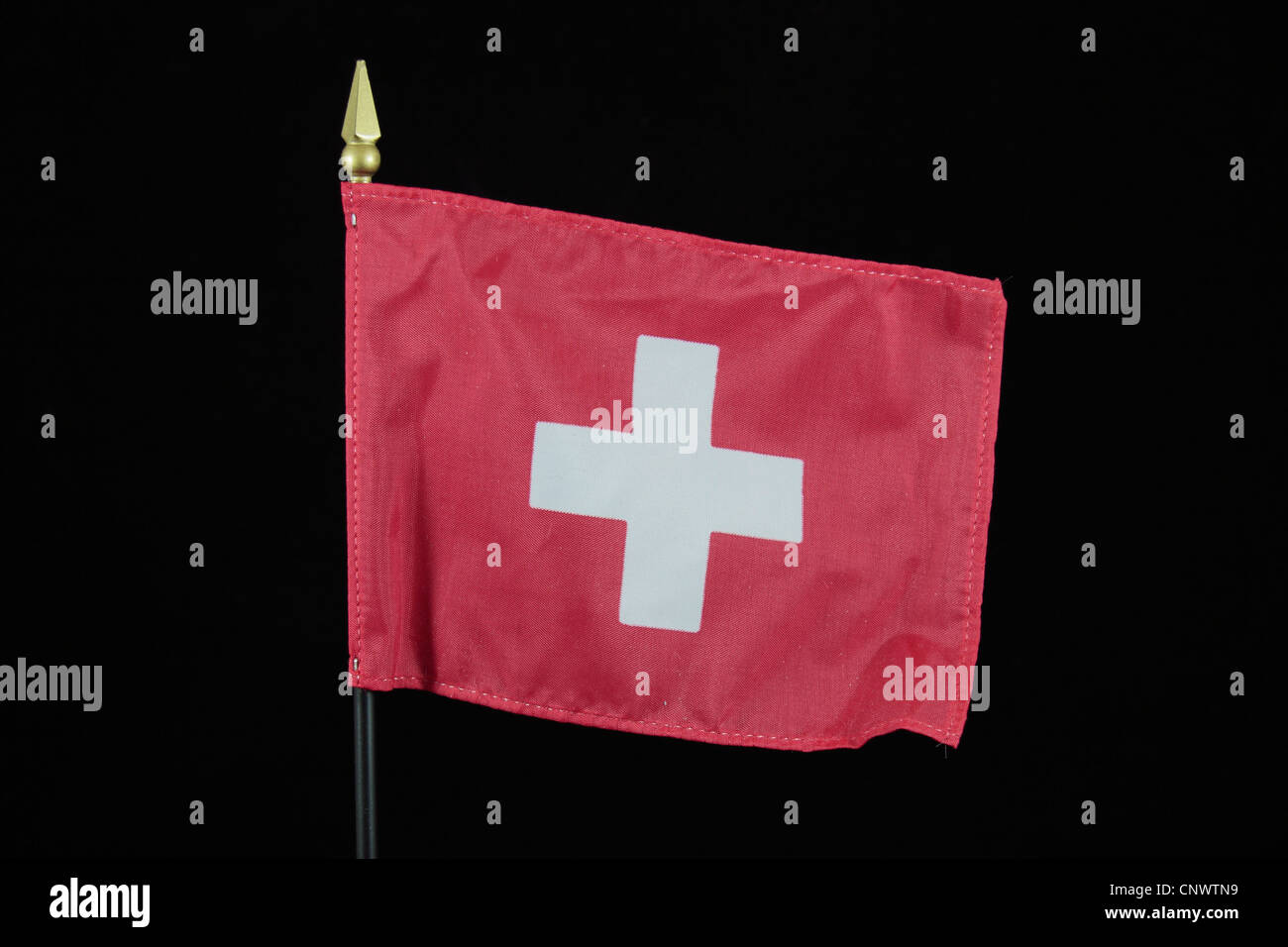 La bandiera nazionale della Svizzera su uno sfondo nero Foto stock - Alamy