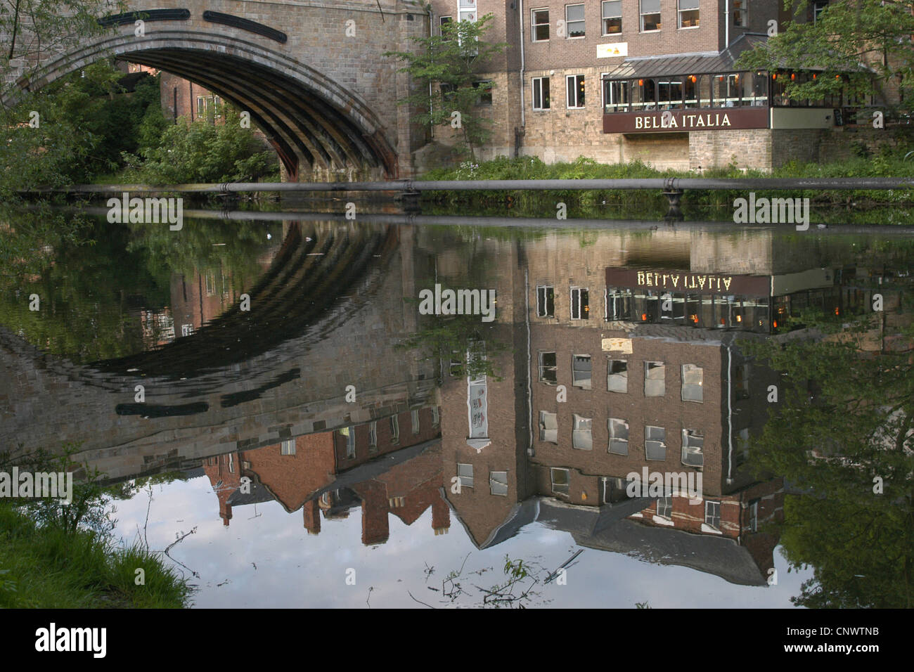 Il ristorante italiano Bella Italia presso l'argine del fiume usura in Durham, North East England, Regno Unito. Foto Stock