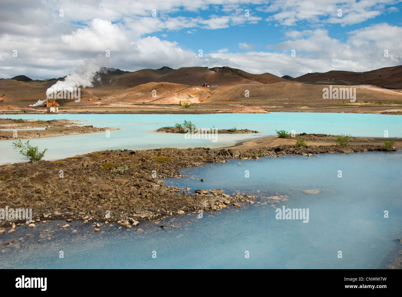 Area geotermica nei pressi del Lago Myvatn, diatomite fabbrica in background, Islanda Foto Stock