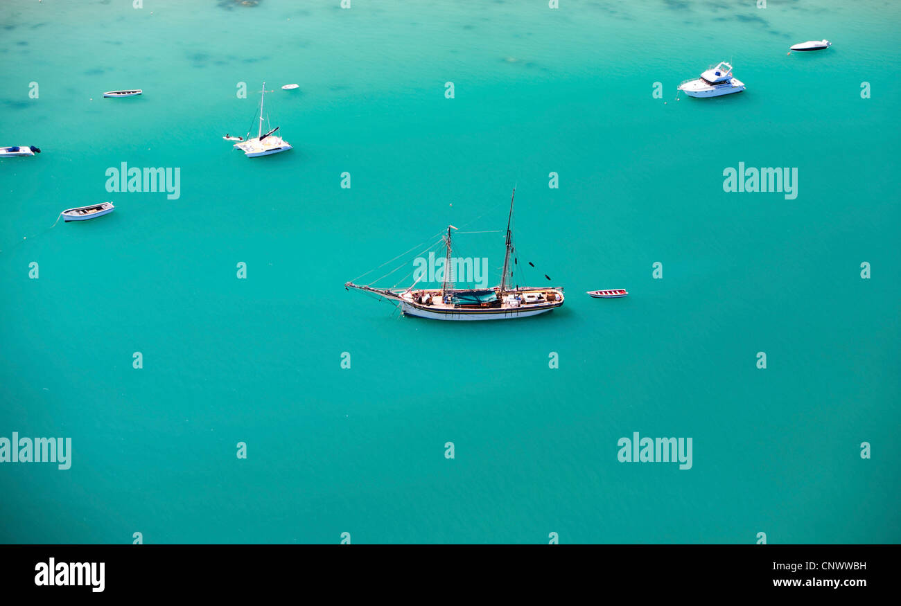 Vista aerea di piccole imbarcazioni in acque turchesi dell'Oceano Indiano, Maldive, Oceano Indiano Foto Stock