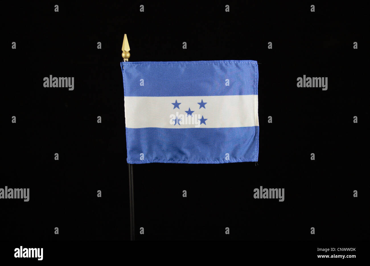 La bandiera nazionale di Honduras su uno sfondo nero. Foto Stock
