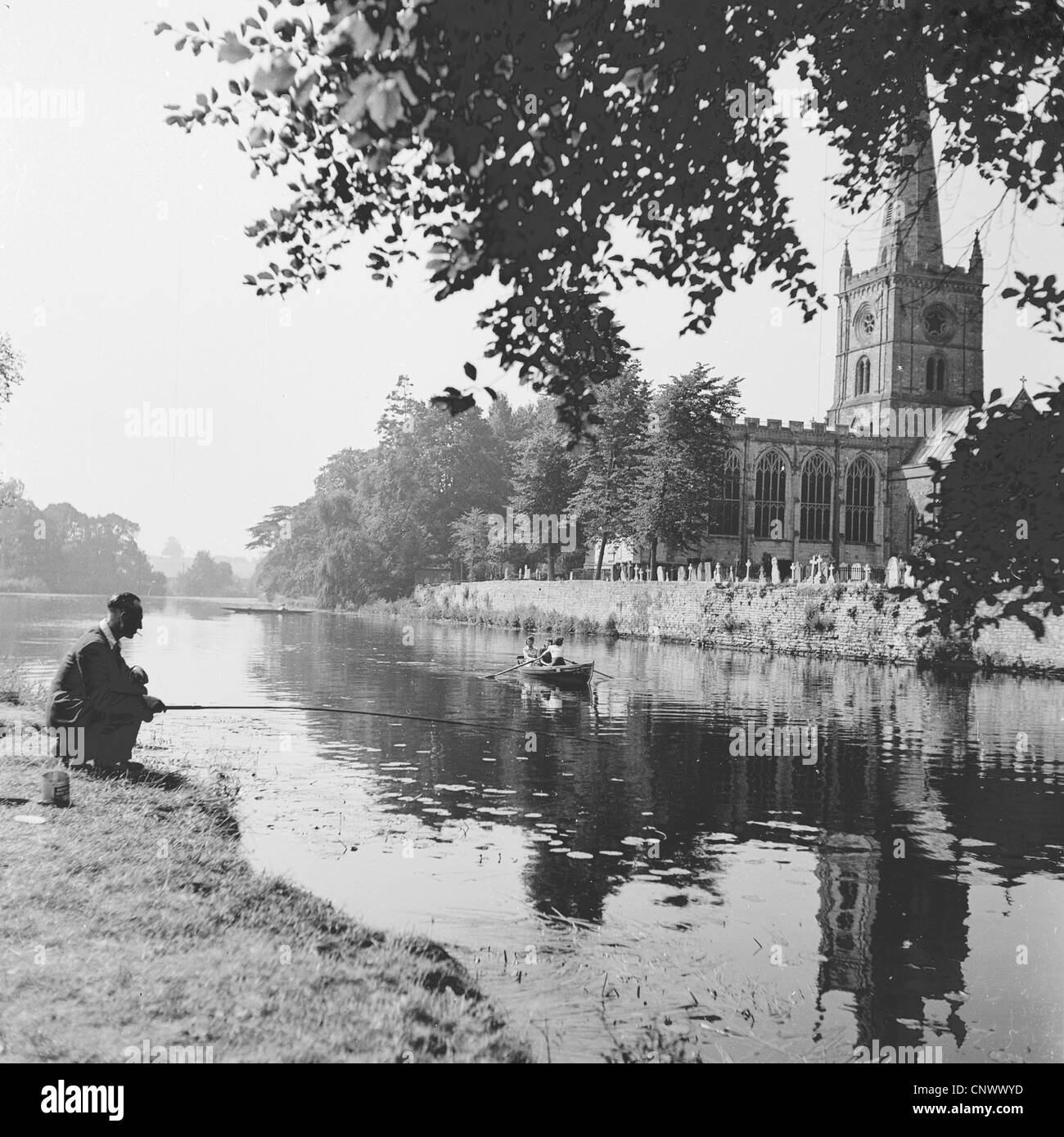 Foto storiche da anni cinquanta mostra uomo pesca sulle rive del fiume Avon a Stratford a casa della Royal Shakespeare Company. Foto Stock