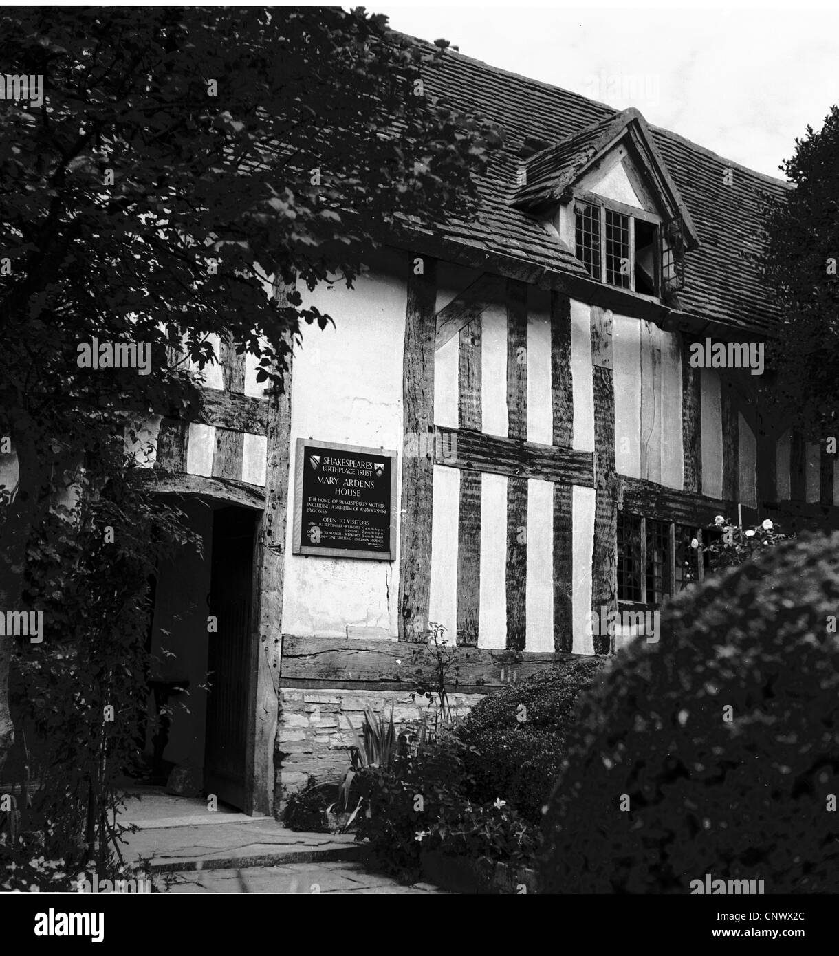 Un quadro storico da1950s che mostra la parte esterna di Mary Arden's House di Stratford, la madre di William Shakespeare. Foto Stock