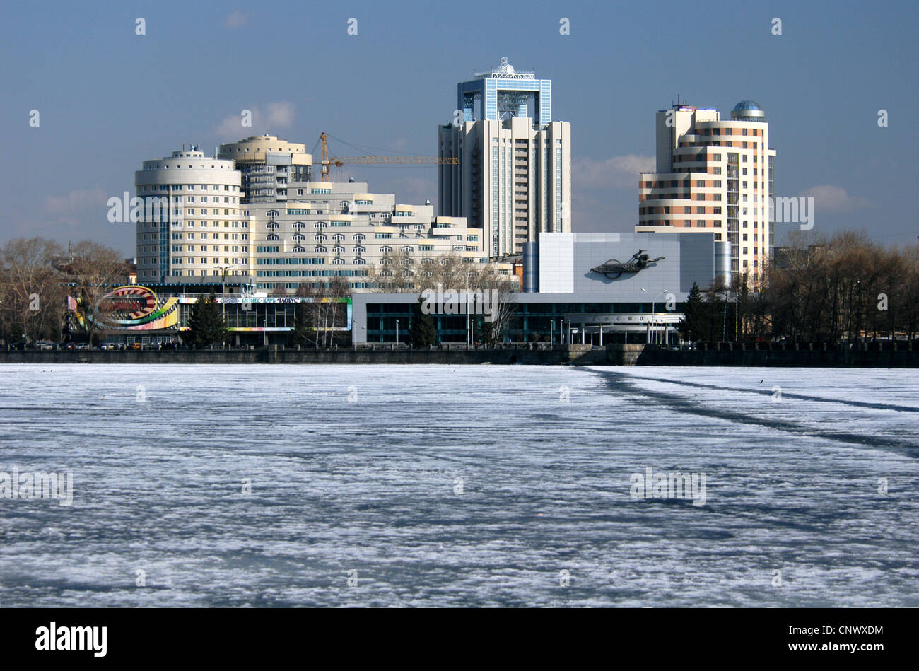 Cinema Teatro Kosmos (spazio) sul terrapieno della città stagno in Ekaterinburg, Russia. Foto Stock