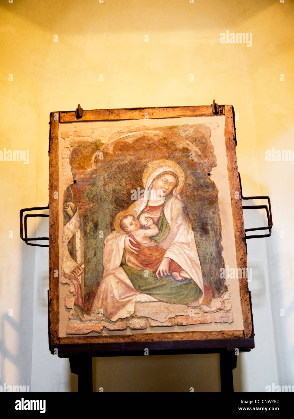 Una sezione di affresco rinascimentale della Madonna e Bambino Modena una città in Emilia Romagna. Foto Stock