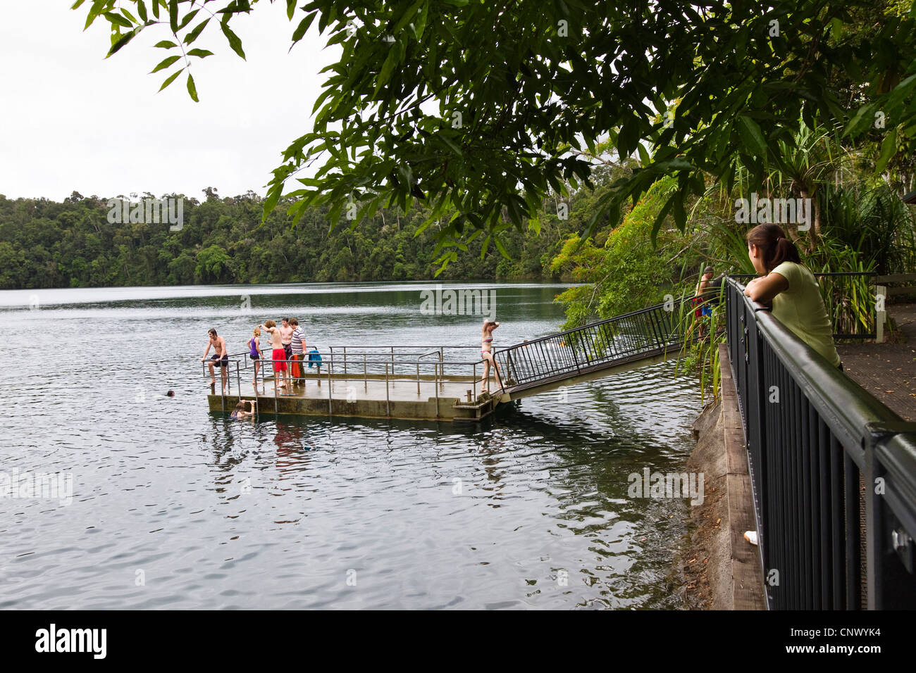 Persone di balneazione sul Lago Eacham, Australia, Queensland, altopiano di Atherton, laghi cratere Parco Nazionale Foto Stock