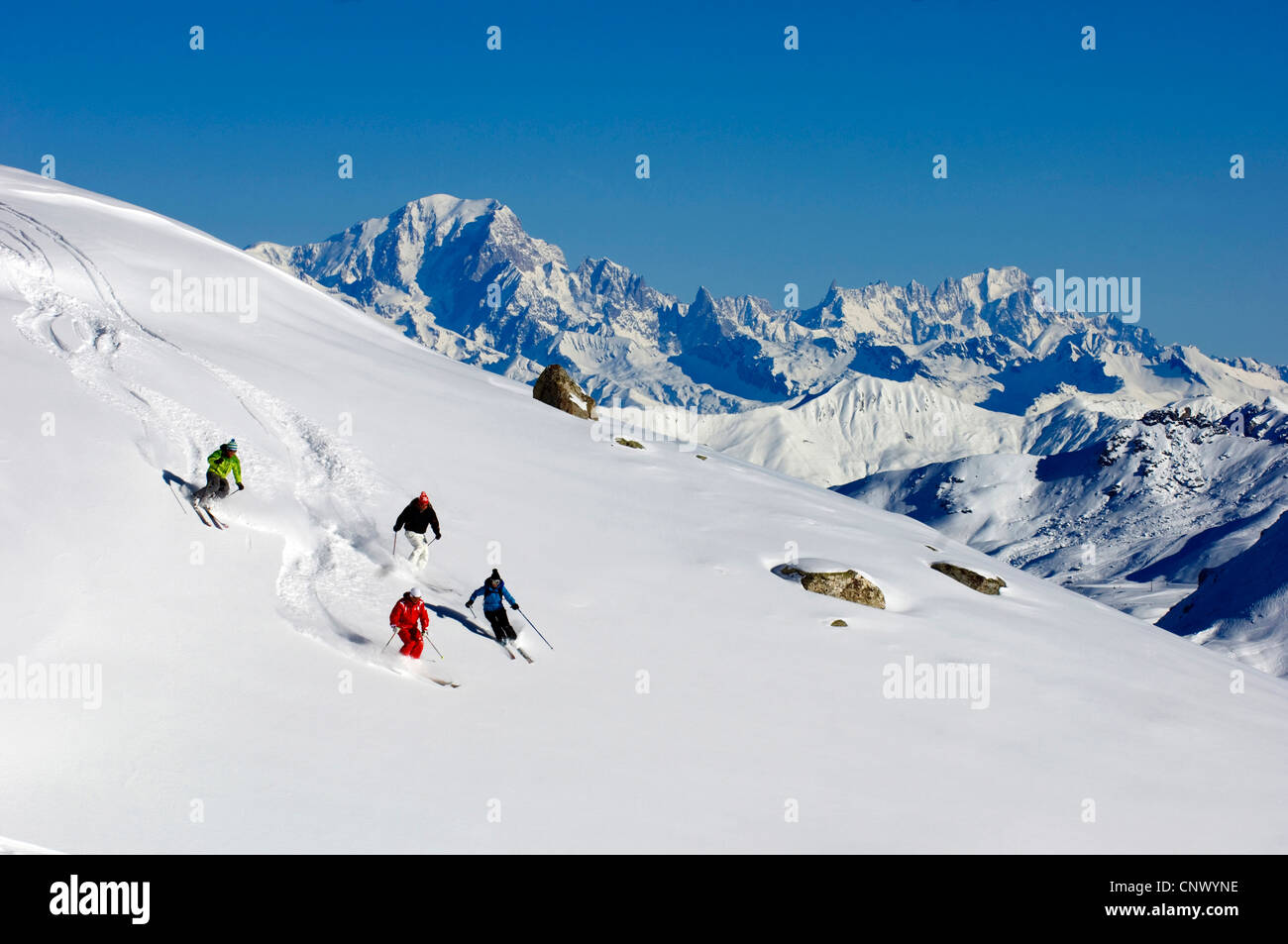 Sci fuori pista, sul retro il Mont Blanc, Francia Foto Stock