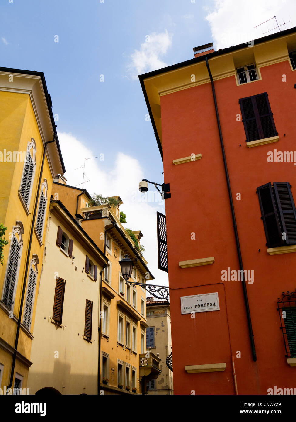 Strade strette di Modena una città in Emilia Romagna. Foto Stock