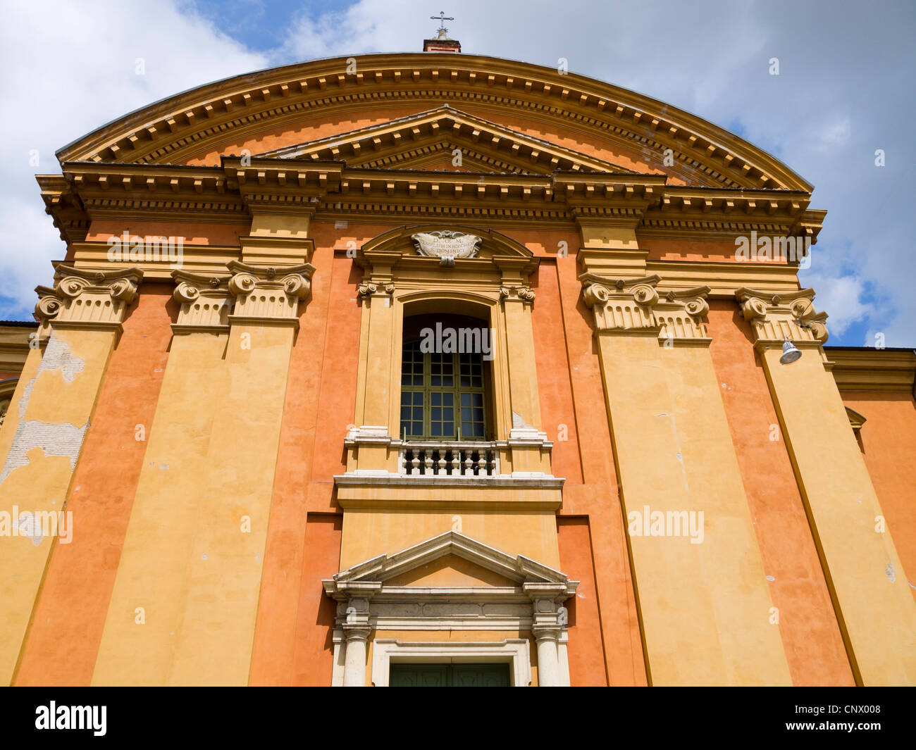 La facciata barocca della chiesa di Modena una città in Emilia Romagna. Foto Stock