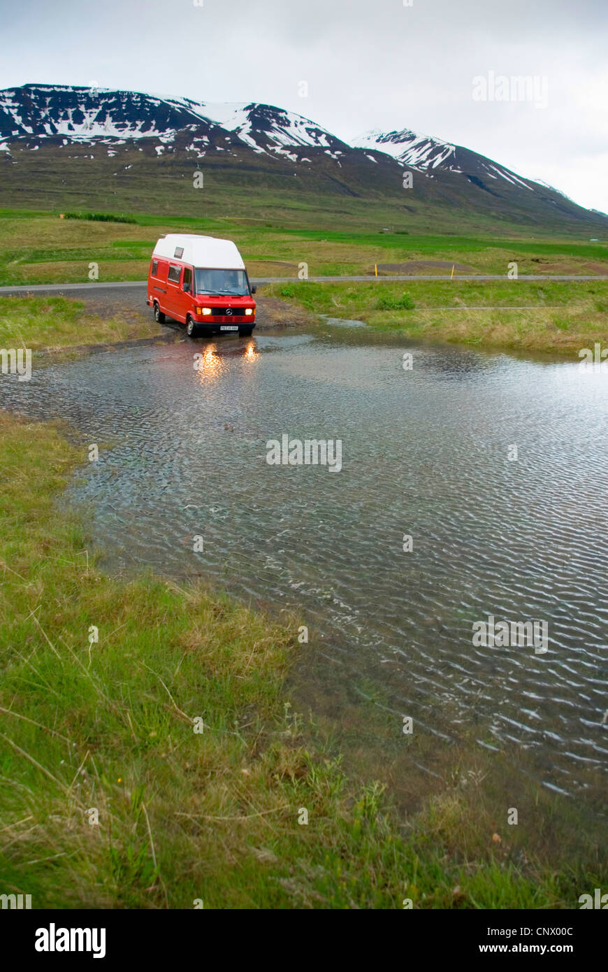 Auto in acqua alta, fiume cambia il suo corso, Islanda Foto Stock