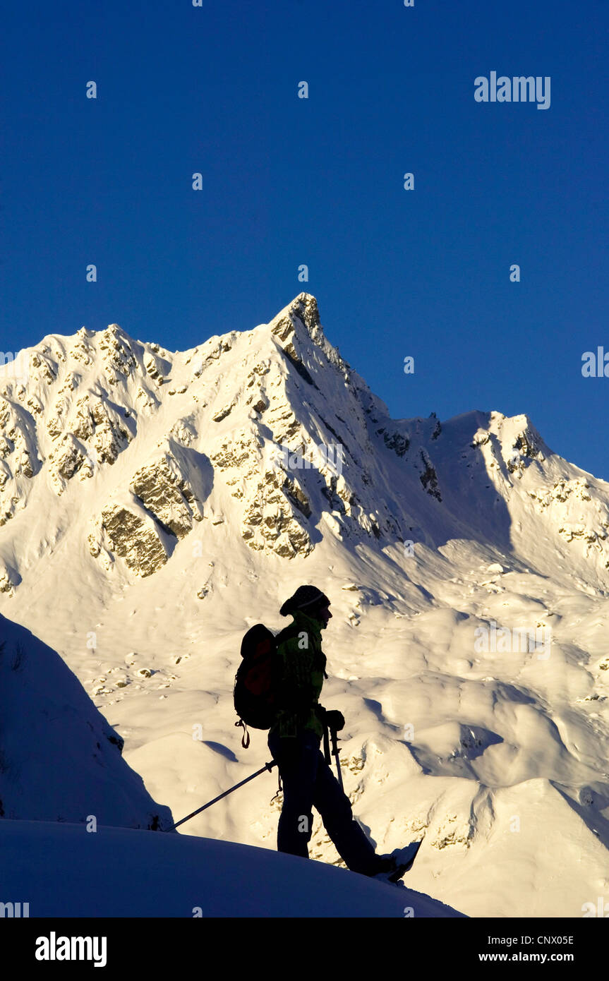 Con le racchette da neve escursionista in nord delle Alpi, Francia Foto Stock