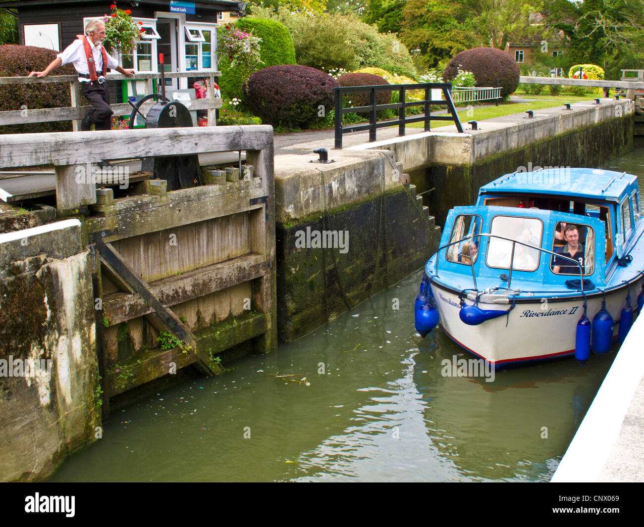 Un incrociatore a motore passando attraverso il blocco Buscot, la più piccola sul fiume Tamigi a Buscot Weir, Oxfordshire, England, Regno Unito Foto Stock