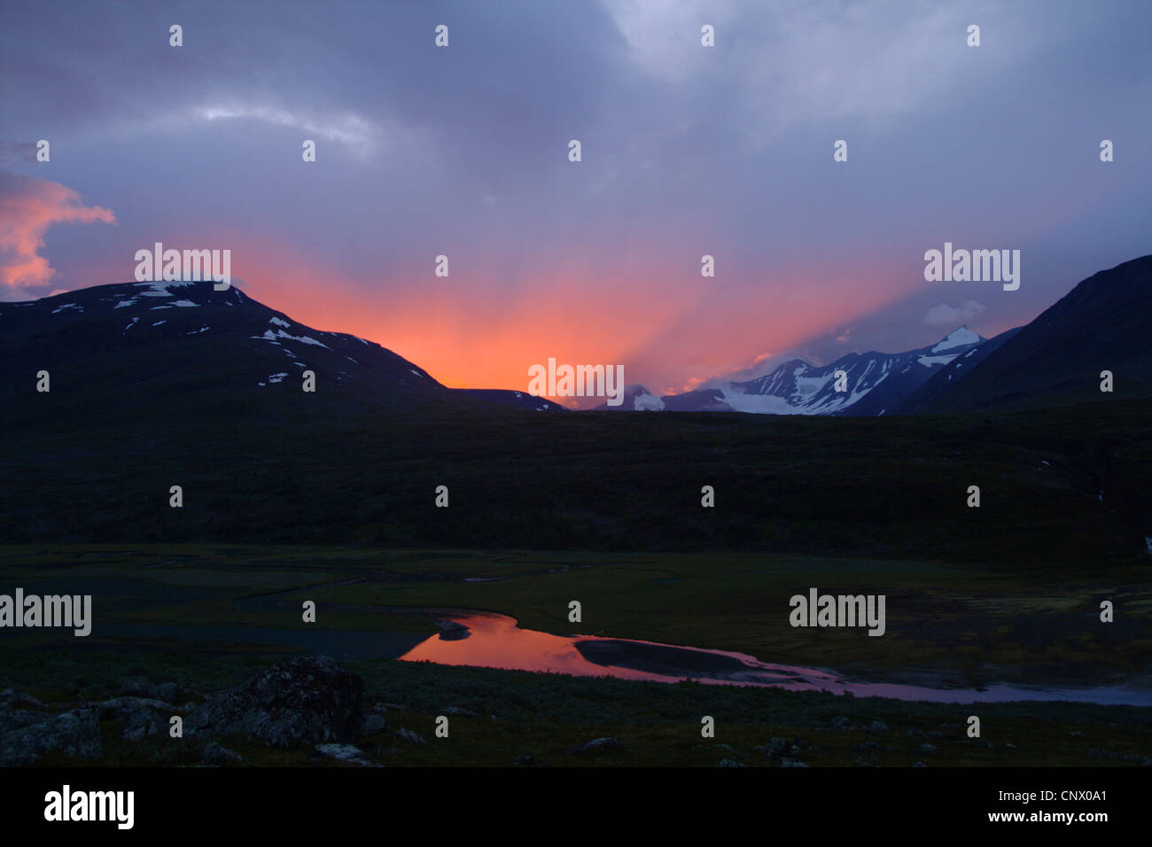 Il sole di mezzanotte su un lago di montagna, Svezia, Sarek National Park Foto Stock