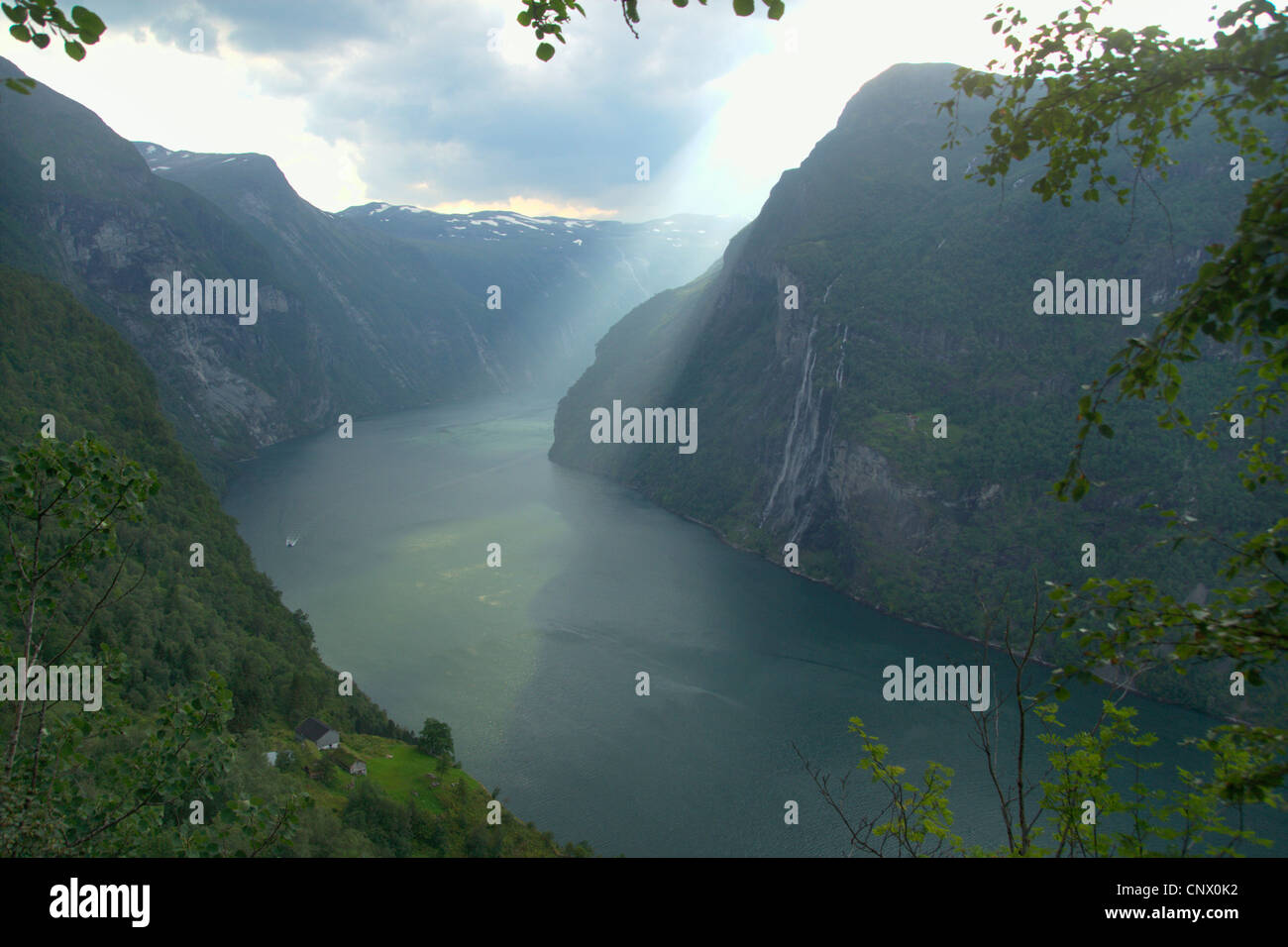 Il Geirangerfjord con casa abbandonata Skagefla e cascata, Norvegia Foto Stock