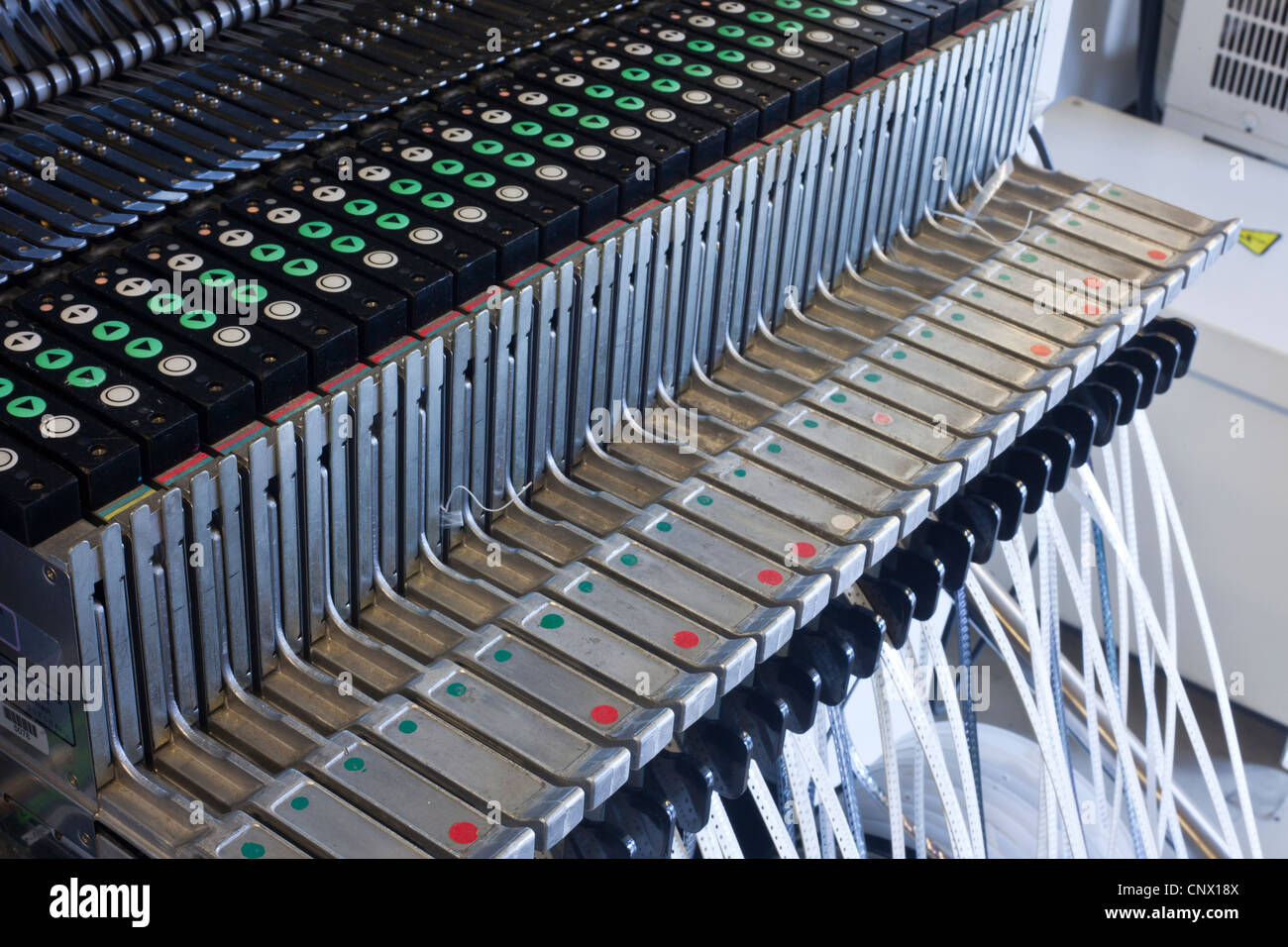 SMT componenti SMD caricato sugli alimentatori e posizionamento dei carrelli della macchina pronta per la produzione. Foto Stock