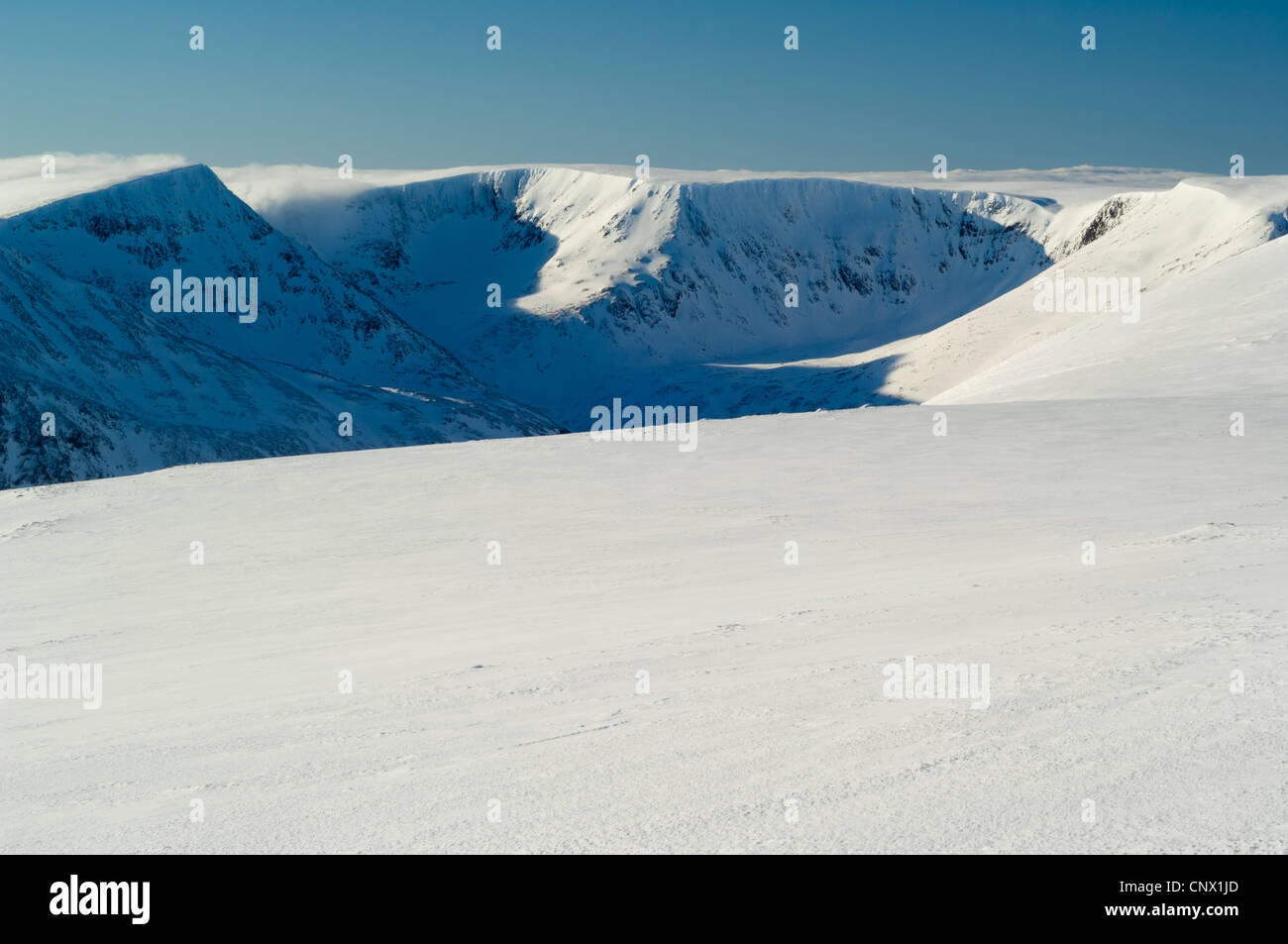 Braeriach (1296 metri) - Un Garbh Choire (corrie) e Angeli Peak da est, attraverso Ben Macdui altopiano. Foto Stock