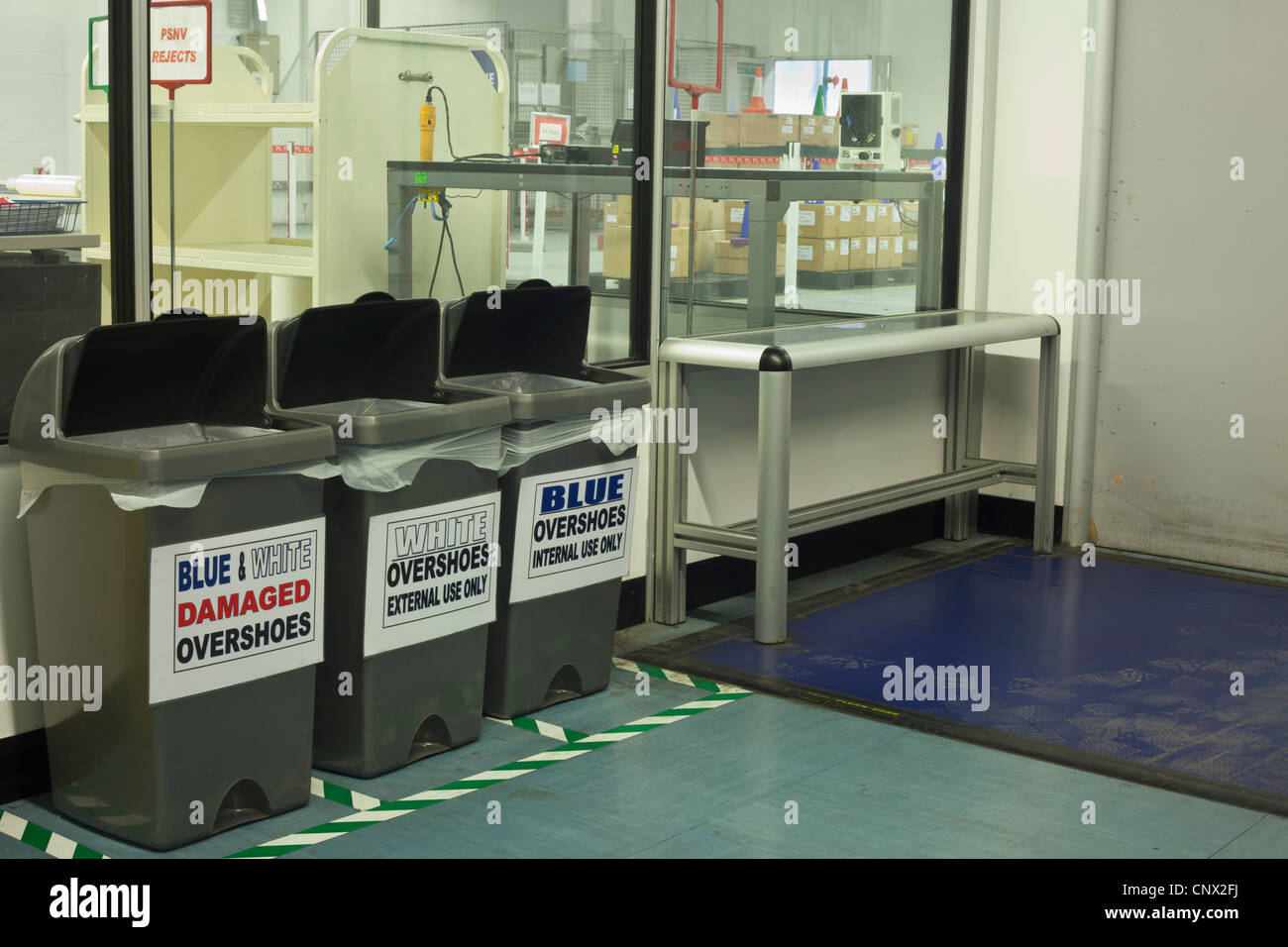 Coperchi soprascarpe in clean room ambiente su Electronics Manufacturing Facility in Galles, NEL REGNO UNITO. Foto Stock