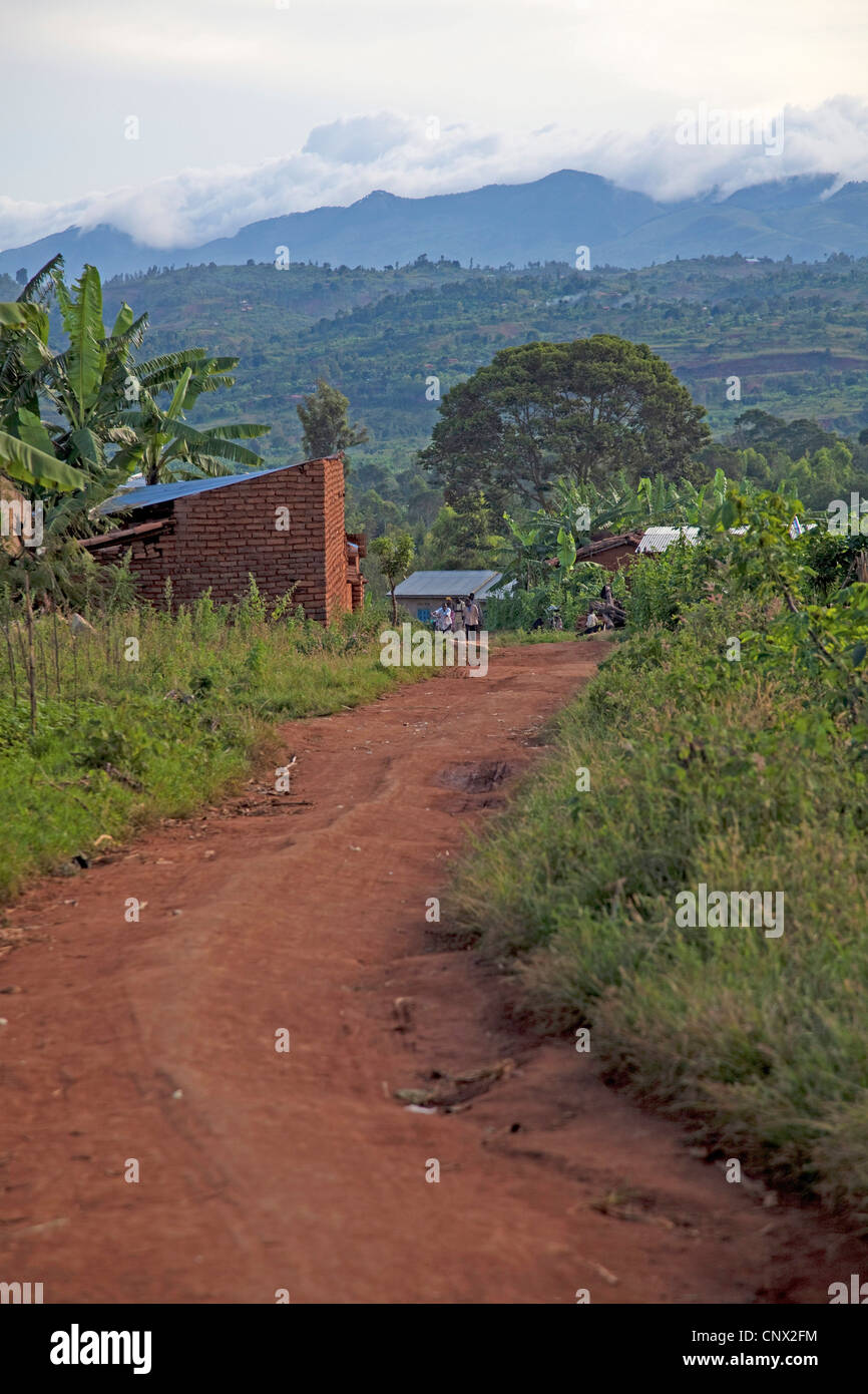 Percorso polveroso di insediamento nel paesaggio rurale, Burundi, Makamba Foto Stock