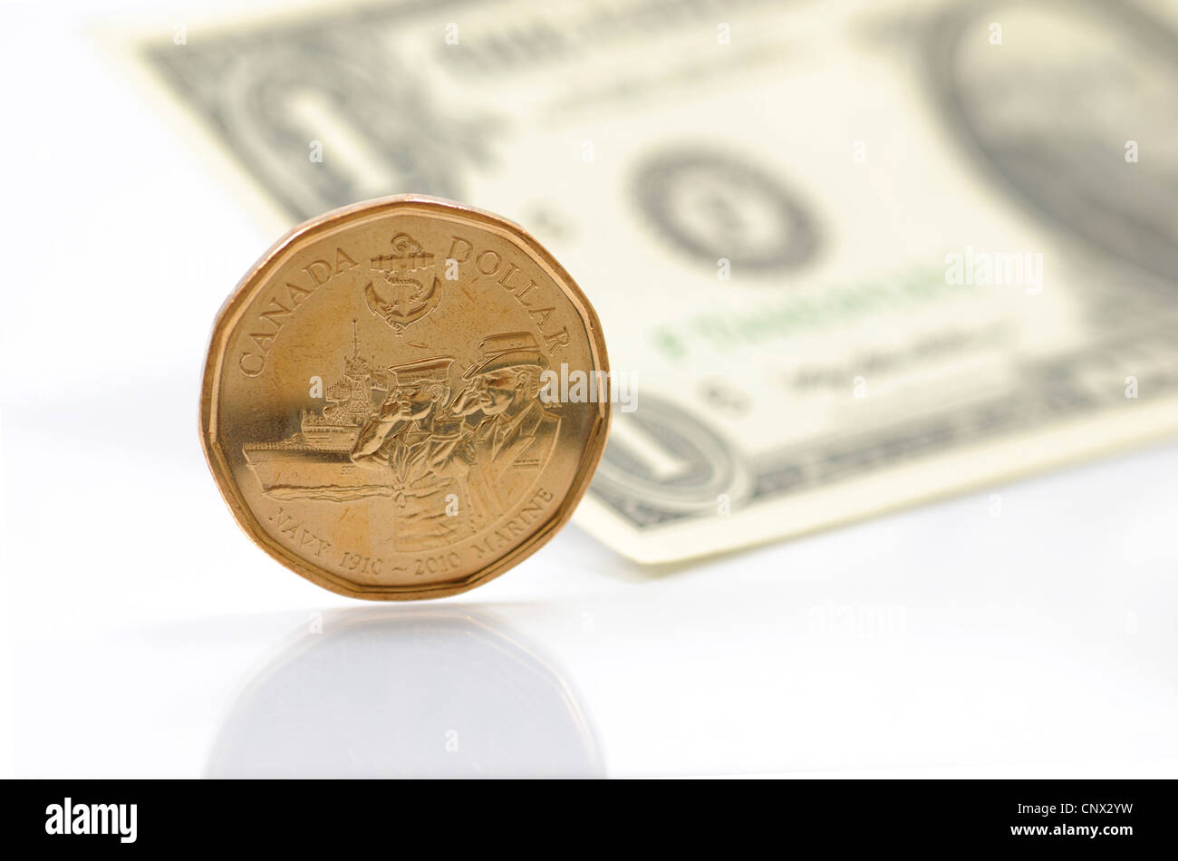 Un dollaro differiscono tra di noi e denaro canadese Foto Stock