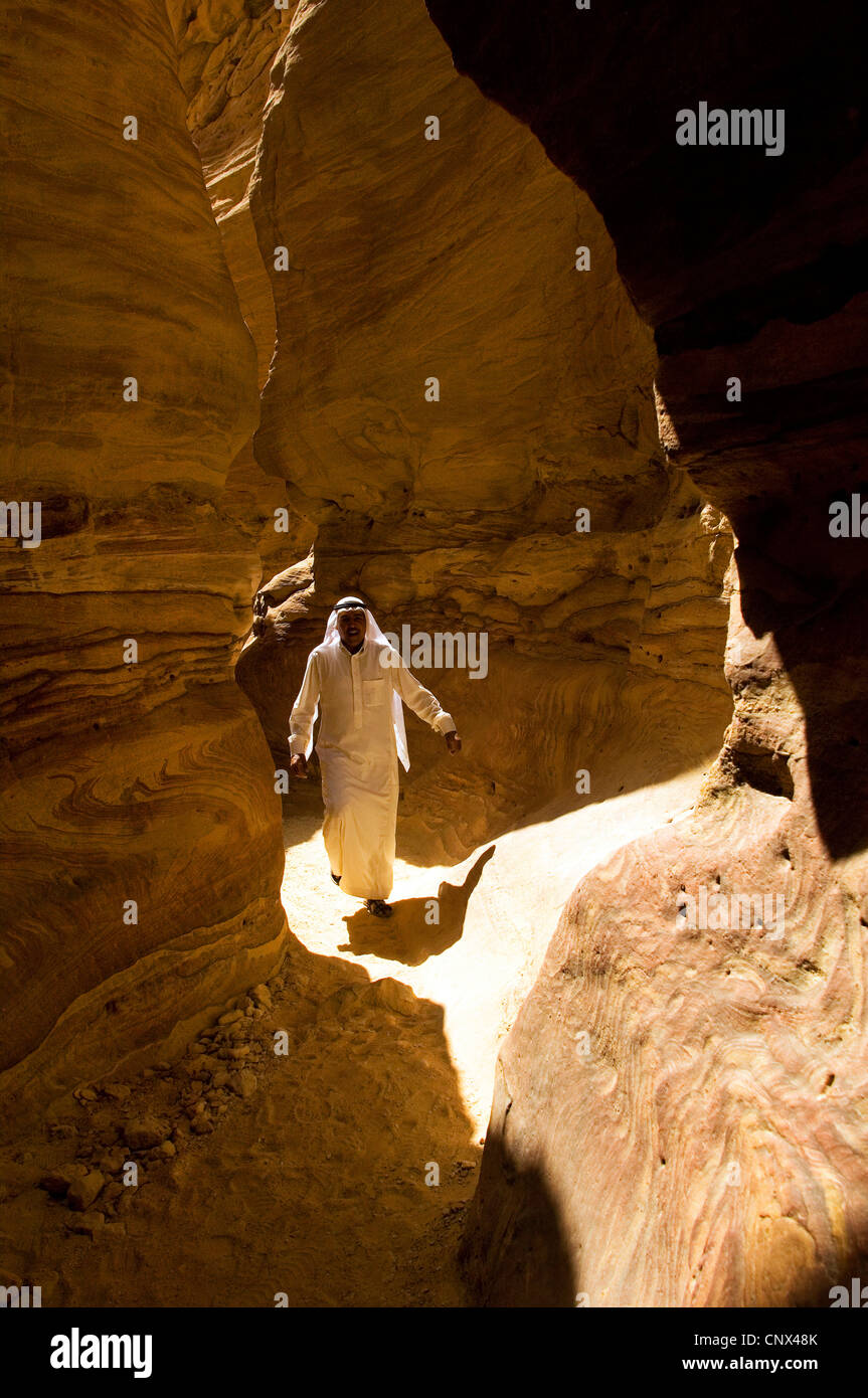 Turistiche e guida di beduini in uno stretto canyon al deserto del Sinai, Egitto, Sinai Foto Stock