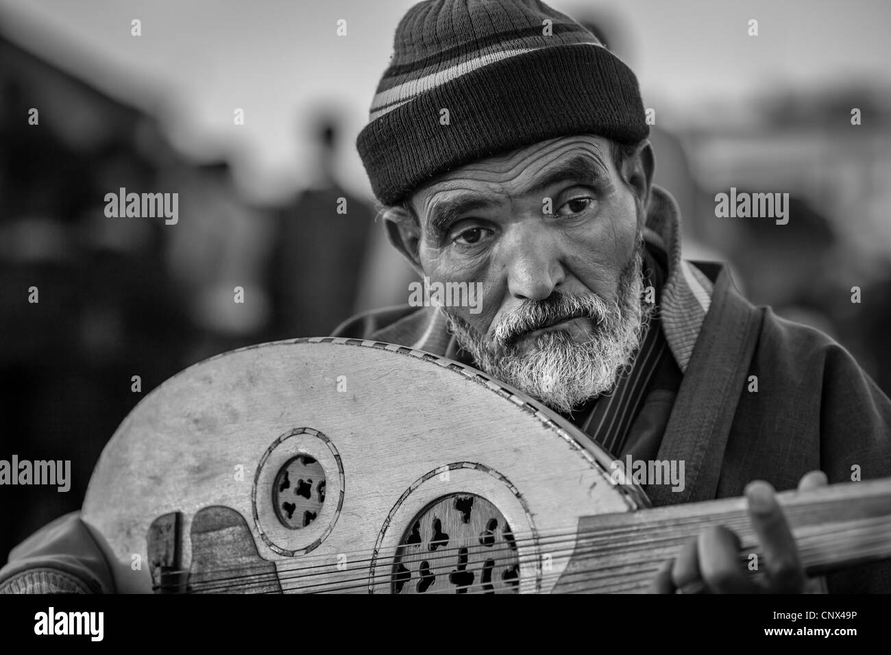 Un ritratto di un anziano musicista che gioca a Marrakech, Marocco Foto Stock