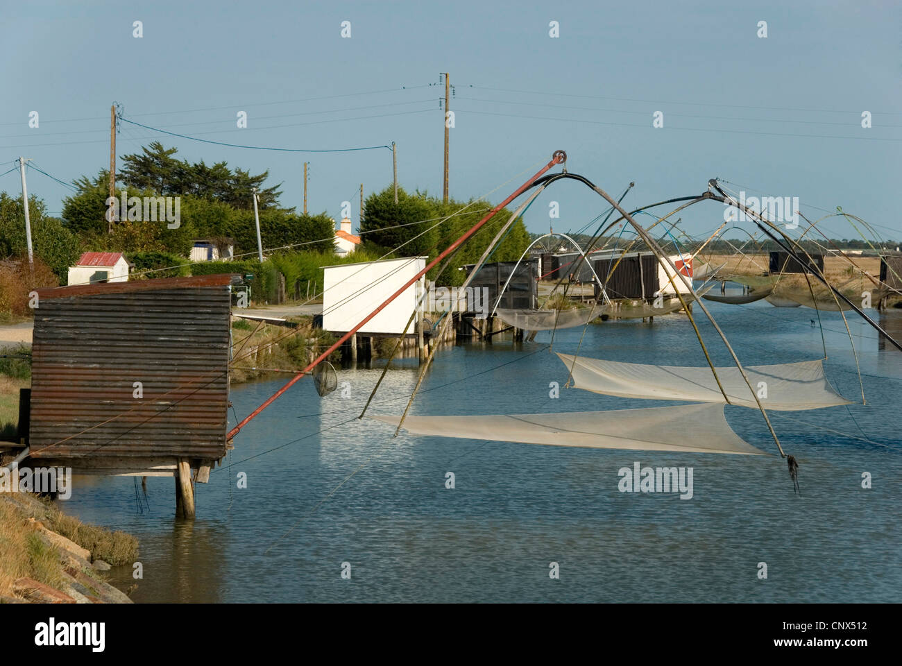 Rete da pesca appesa sopra l'acqua su gru, Francia, Vendee, Le Grand Pont Foto Stock